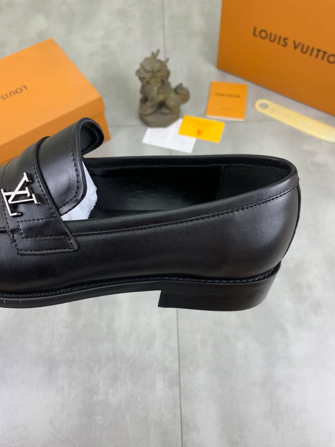 Men's Men's Shoes 💰P420 [New Style] 💰Yangli💎💎💎[Louis Vuitton] LV high-end men's formal business leather shoes, original order 1:1! Original imported calfskin, original metal buckle, imported sheepskin lining for feet, original outsole, men's shoe size: 39-45 (38.46 customized) black optional